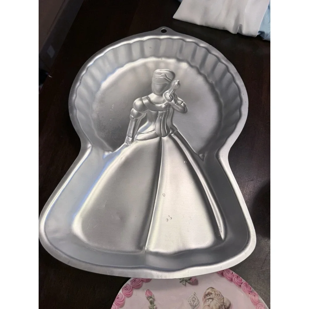 Wilton Barbie Cake Pan - Aluminum - #2105-8900 Dreamtime Princess. face plate